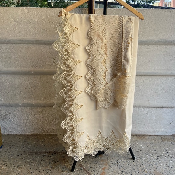 Embroidered Table Cloths. 2 Pcs - Picture 3 of 7